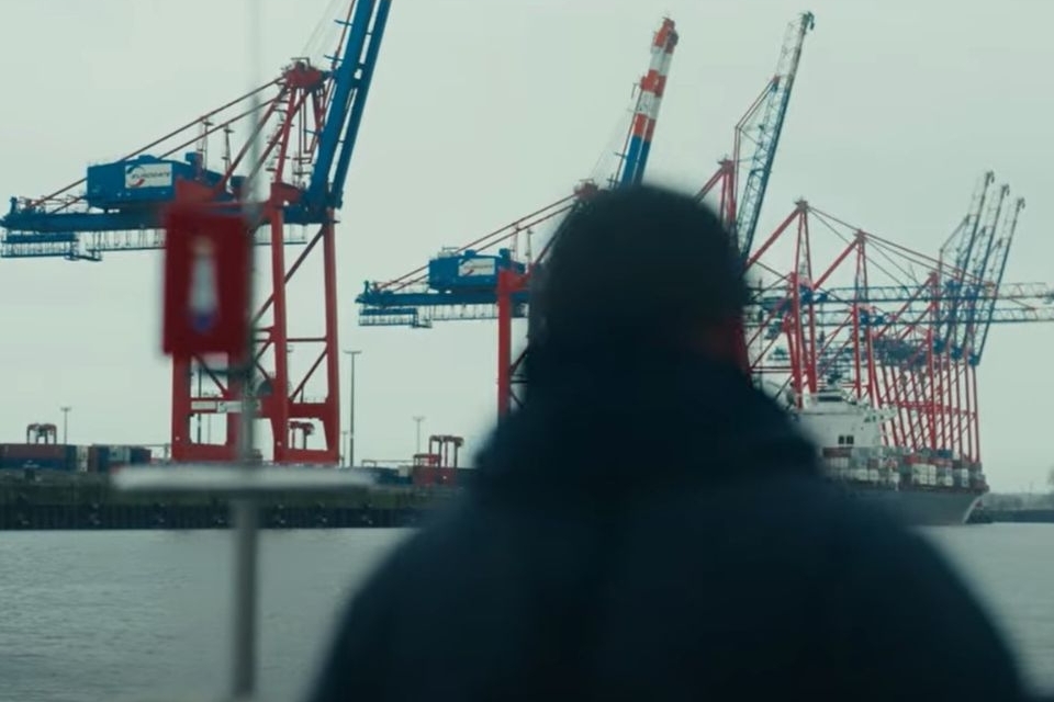 HPA-Kolleg*in mit Blick auf Hafen