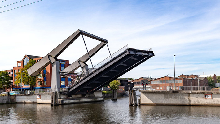 Lotsekanal, Holzhafen, westliche Bahnhofskanal Klappbrücken