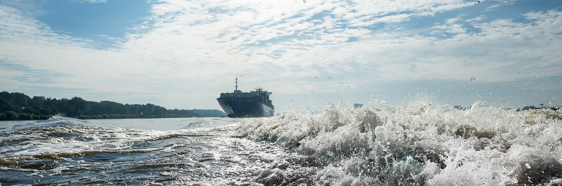 Hamburg Containerschiff Wasser Welle 