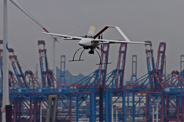 [Translate to English:] HPA - Drohnen über Hafen