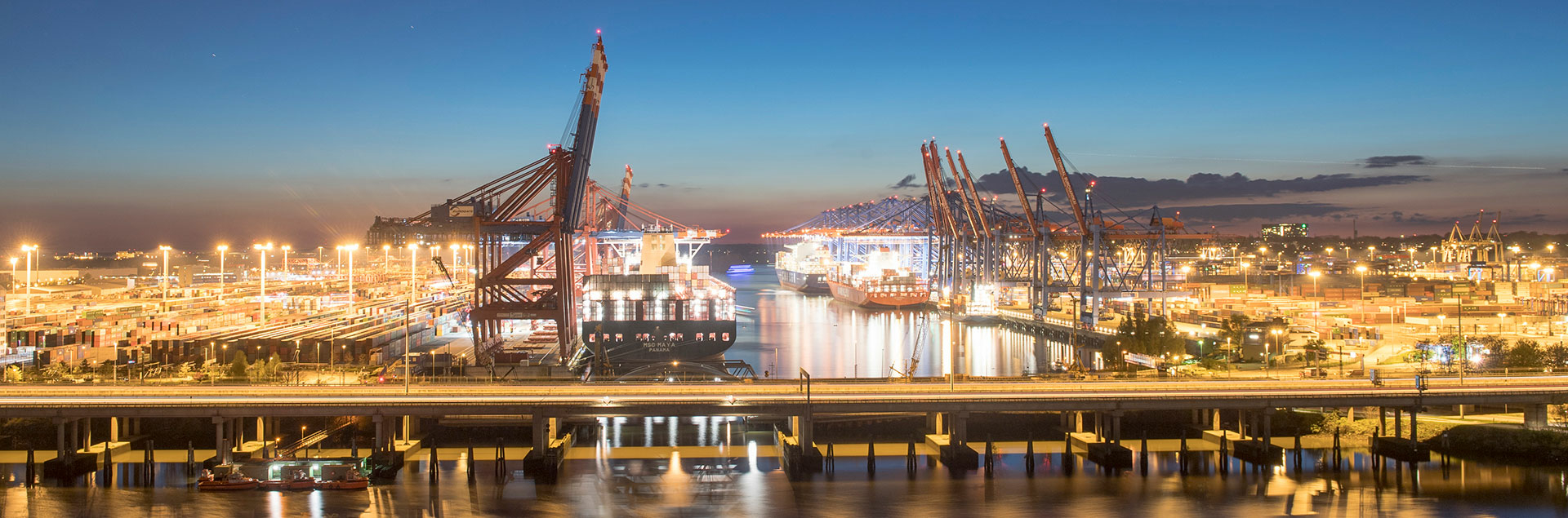 Hamburg Hafen Containerschiff Brücke