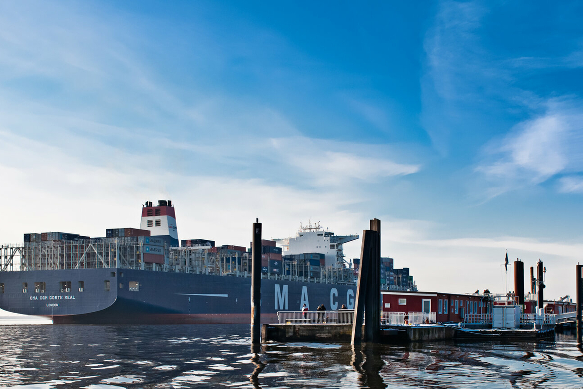 CMA CGM Corte Real, Containerschiff auf der Elbe