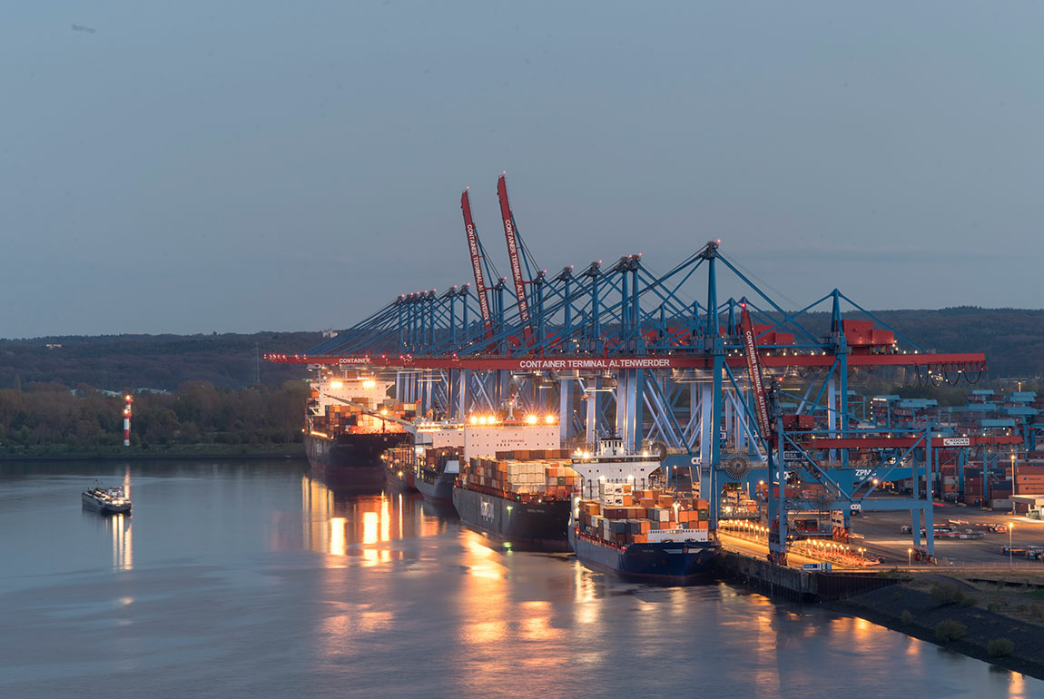 [Translate to English:] Hamburg Hafen containerterminal 